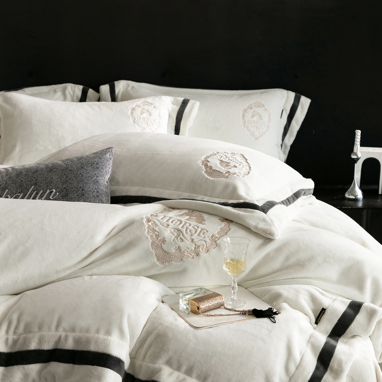 91家纺网 家纺一手货源 找家纺 卡巴伦家纺 2025新款280克全消光三拼角加绣花四件套-马上发财 马上发财-莫兰迪白