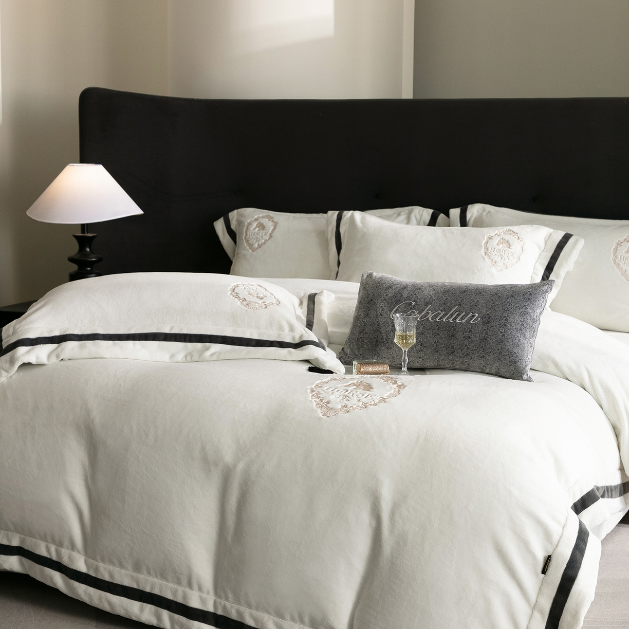 91家纺网 家纺一手货源 找家纺 卡巴伦家纺 2025新款280克全消光三拼角加绣花四件套-马上发财 马上发财-莫兰迪白