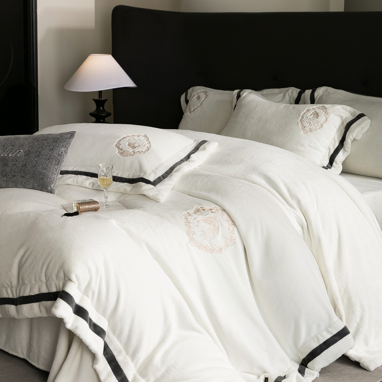 91家纺网 家纺一手货源 找家纺 卡巴伦家纺 2025新款280克全消光三拼角加绣花四件套-马上发财 马上发财-莫兰迪白