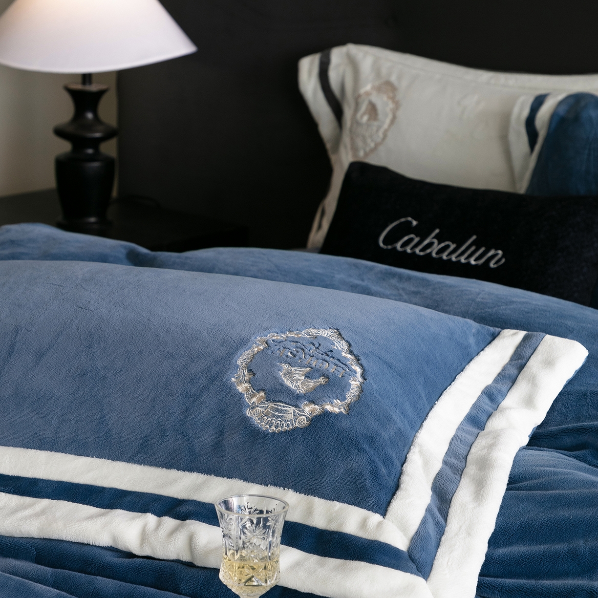 91家纺网 家纺一手货源 找家纺 卡巴伦家纺 2025新款280克全消光三拼角加绣花四件套-马上发财 马上发财-尼罗蓝