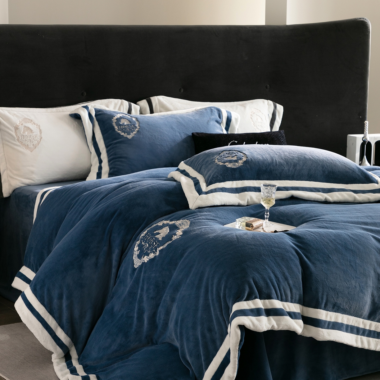 91家纺网 家纺一手货源 找家纺 卡巴伦家纺 2025新款280克全消光三拼角加绣花四件套-马上发财 马上发财-尼罗蓝