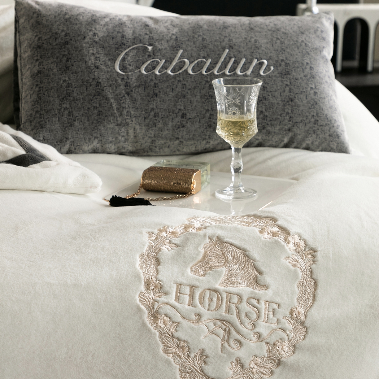 91家纺网 家纺一手货源 找家纺 卡巴伦家纺 2025新款280克全消光三拼角加绣花四件套-马上发财 马上发财-莫兰迪白