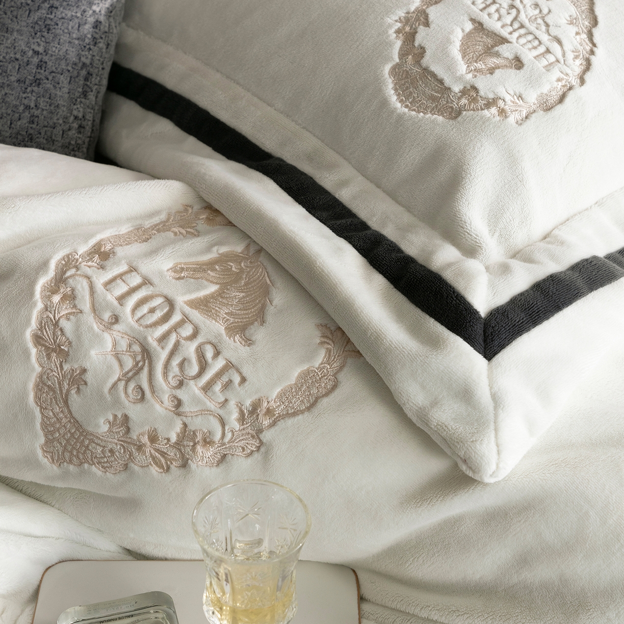 91家纺网 家纺一手货源 找家纺 卡巴伦家纺 2025新款280克全消光三拼角加绣花四件套-马上发财 马上发财-莫兰迪白