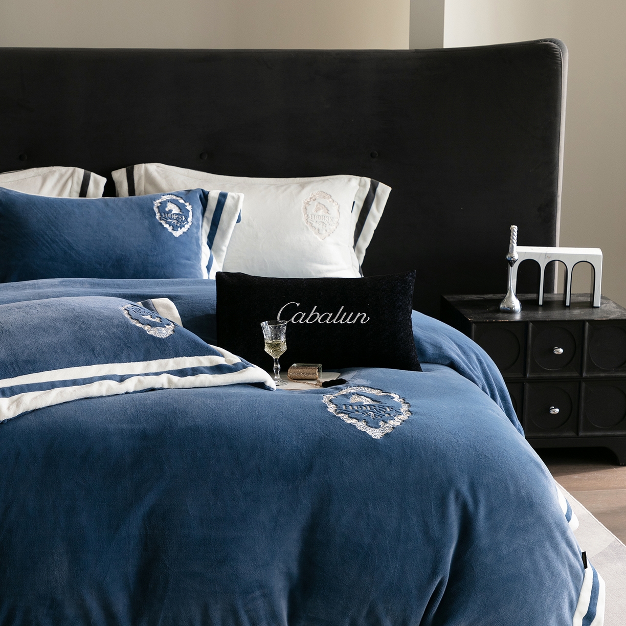 91家纺网 家纺一手货源 找家纺 卡巴伦家纺 2025新款280克全消光三拼角加绣花四件套-马上发财 马上发财-尼罗蓝