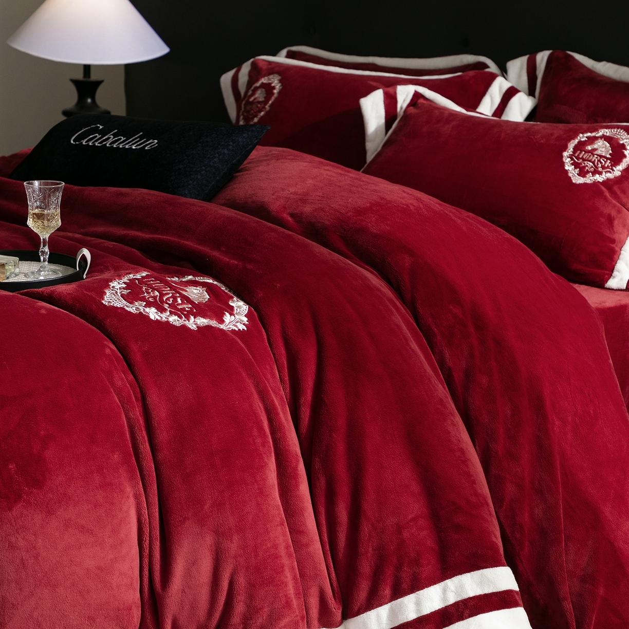 91家纺网 家纺一手货源 找家纺 （总）卡巴伦家纺 2025新款280克全消光三拼角加绣花四件套-马上发财（会员：-30元 控价：428元）