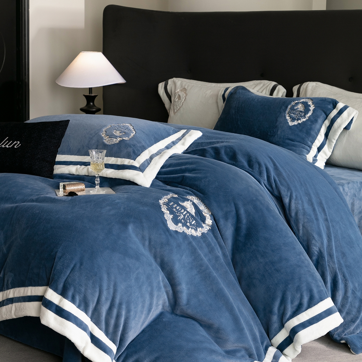 91家纺网 家纺一手货源 找家纺 卡巴伦家纺 2025新款280克全消光三拼角加绣花四件套-马上发财 马上发财-尼罗蓝