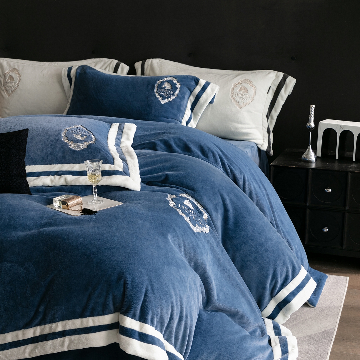 91家纺网 家纺一手货源 找家纺 卡巴伦家纺 2025新款280克全消光三拼角加绣花四件套-马上发财 马上发财-尼罗蓝