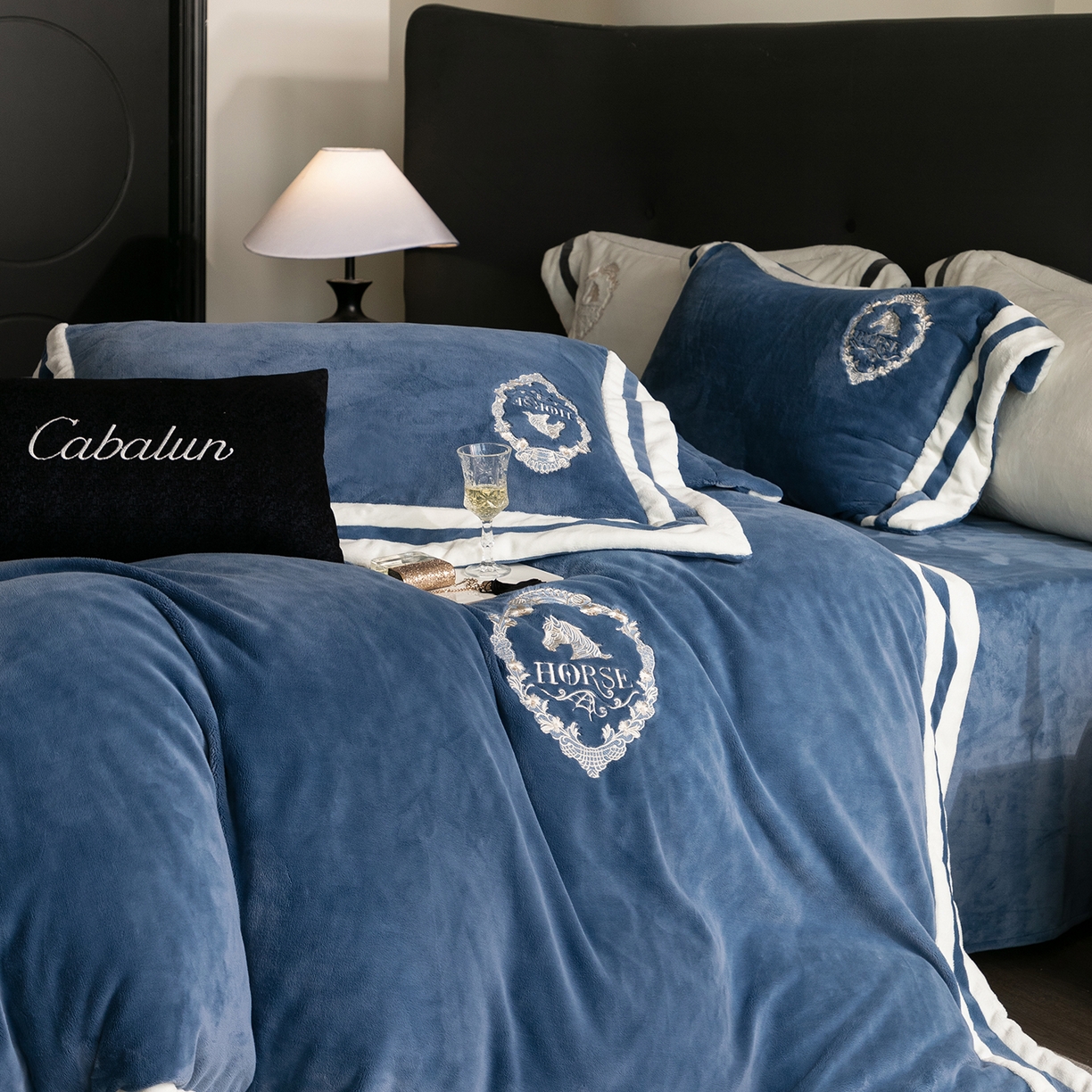 91家纺网 家纺一手货源 找家纺 卡巴伦家纺 2025新款280克全消光三拼角加绣花四件套-马上发财 马上发财-尼罗蓝