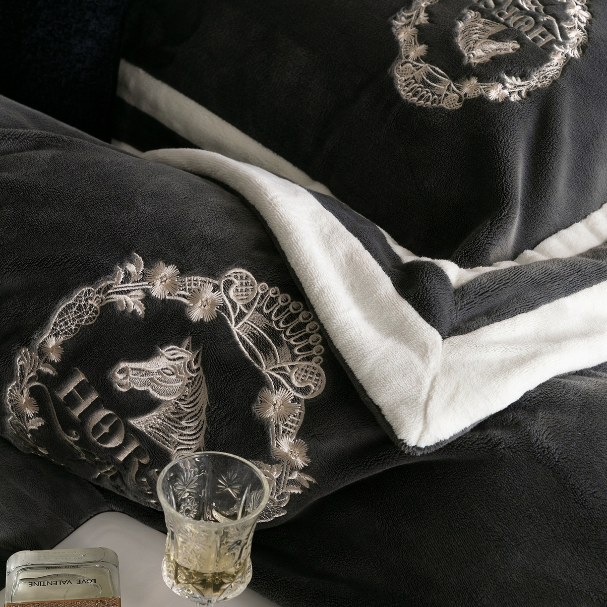 91家纺网 家纺一手货源 找家纺 卡巴伦家纺 2025新款280克全消光三拼角加绣花四件套-马上发财 马上发财-雅致灰