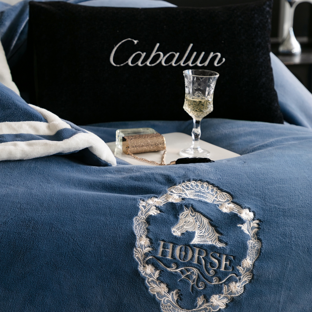 91家纺网 家纺一手货源 找家纺 卡巴伦家纺 2025新款280克全消光三拼角加绣花四件套-马上发财 马上发财-尼罗蓝