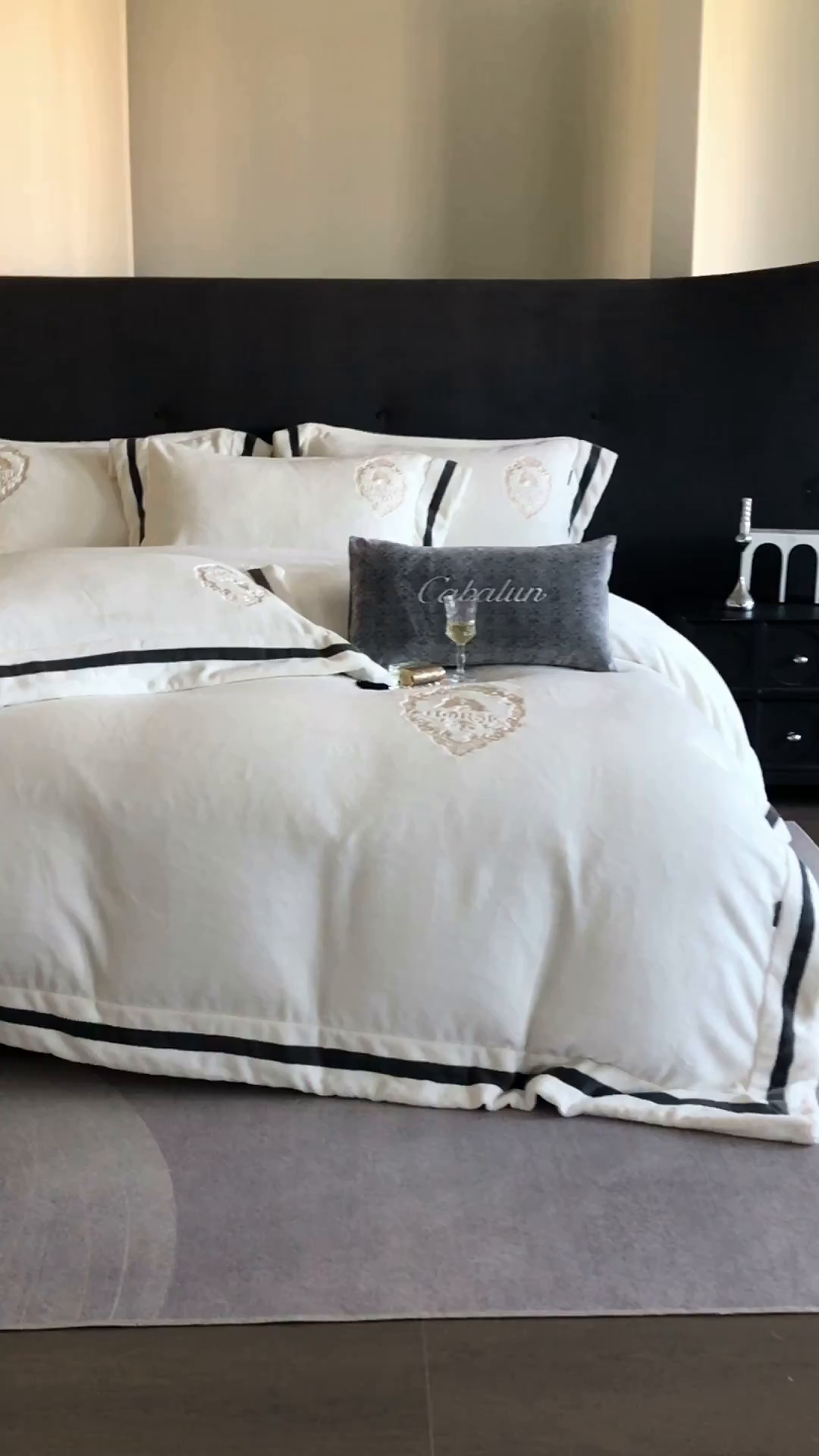 91家纺网 家纺一手货源 找家纺 卡巴伦家纺 2025新款280克全消光三拼角加绣花四件套-马上发财 马上发财-莫兰迪白