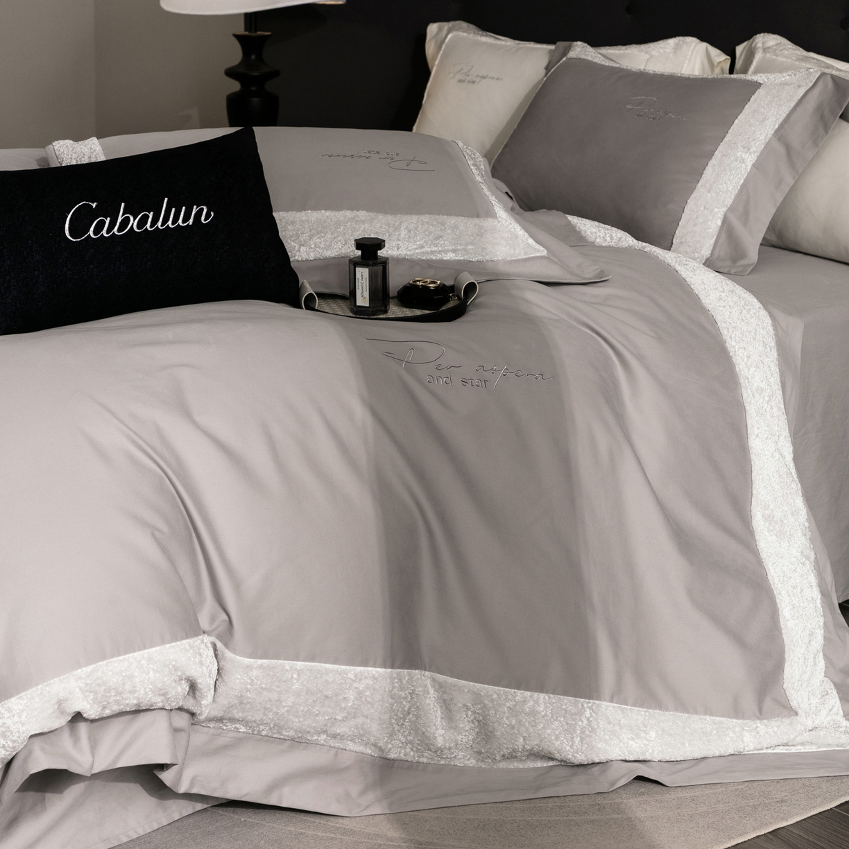 91家纺网 家纺一手货源 找家纺 卡巴伦家纺 2025新款全棉超细旦磨毛刺绣拼接四件套-旷野 旷野-灰