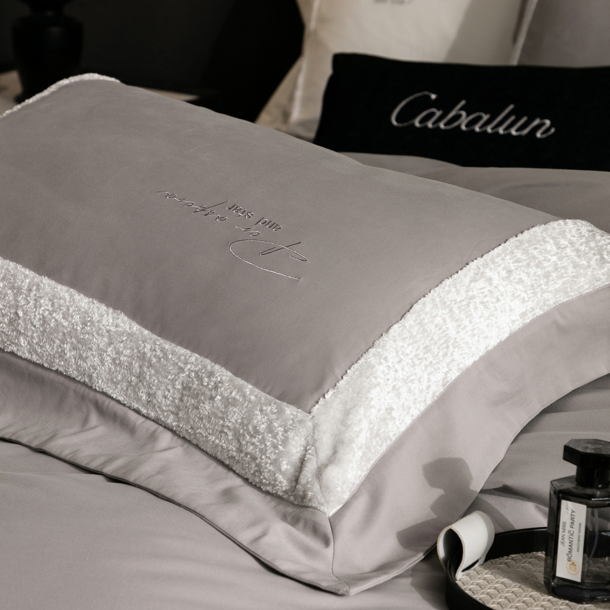 91家纺网 家纺一手货源 找家纺 卡巴伦家纺 2025新款全棉超细旦磨毛刺绣拼接四件套-旷野 旷野-灰