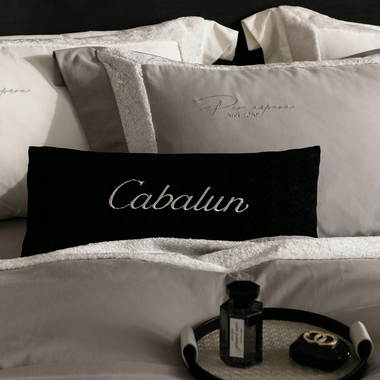 91家纺网 家纺一手货源 找家纺 卡巴伦家纺 2025新款全棉超细旦磨毛刺绣拼接四件套-旷野 旷野-灰