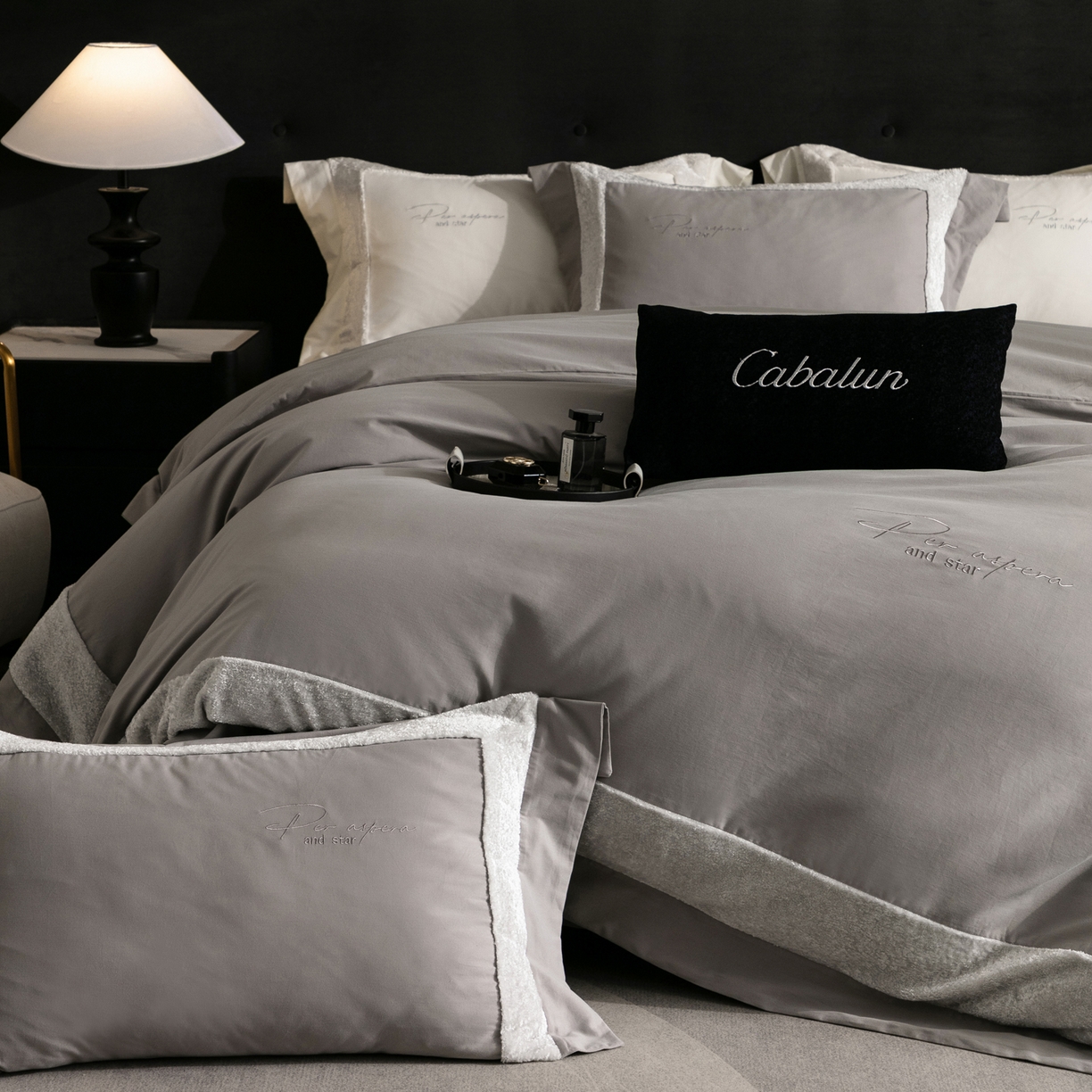 91家纺网 家纺一手货源 找家纺 卡巴伦家纺 2025新款全棉超细旦磨毛刺绣拼接四件套-旷野 旷野-灰