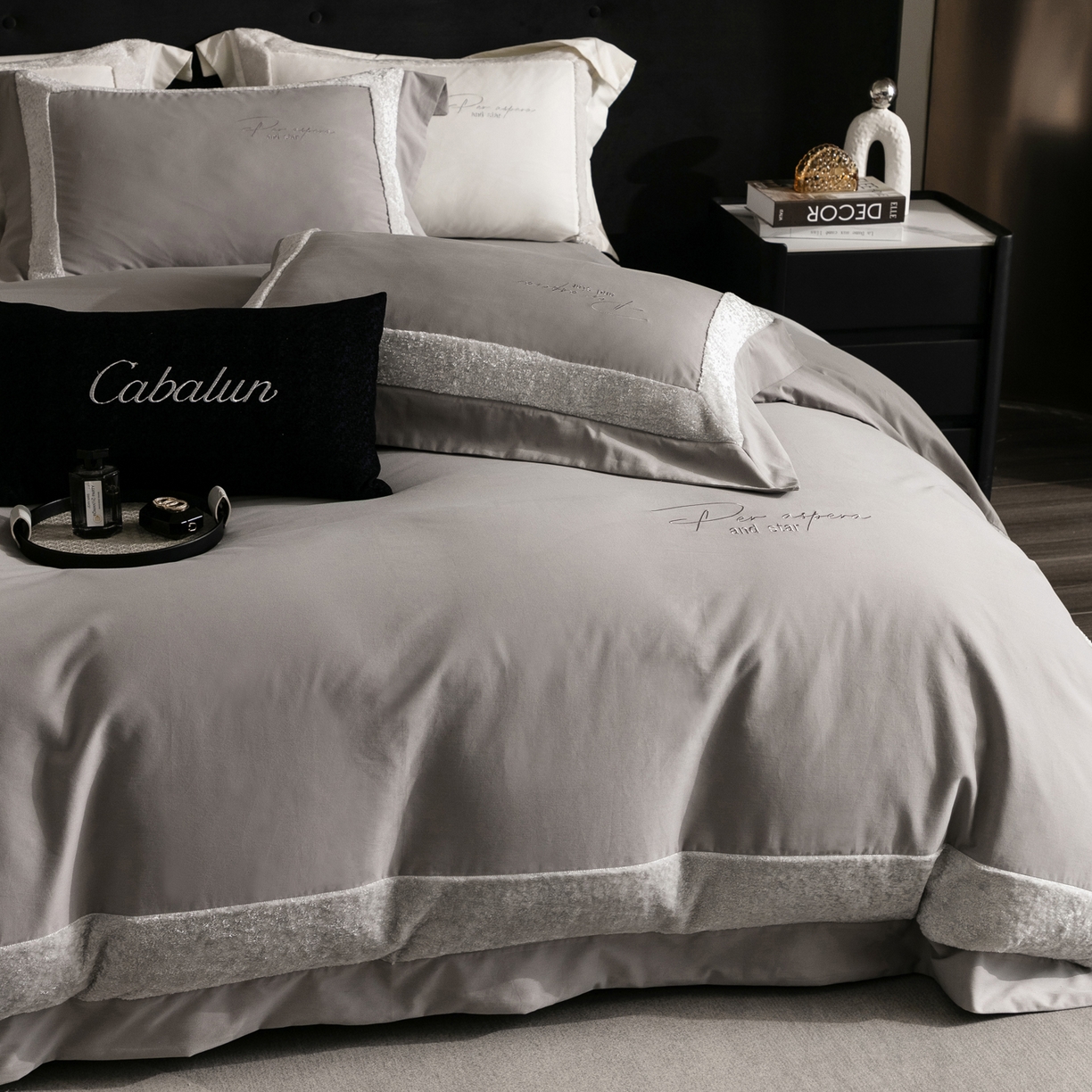 91家纺网 家纺一手货源 找家纺 卡巴伦家纺 2025新款全棉超细旦磨毛刺绣拼接四件套-旷野 旷野-灰