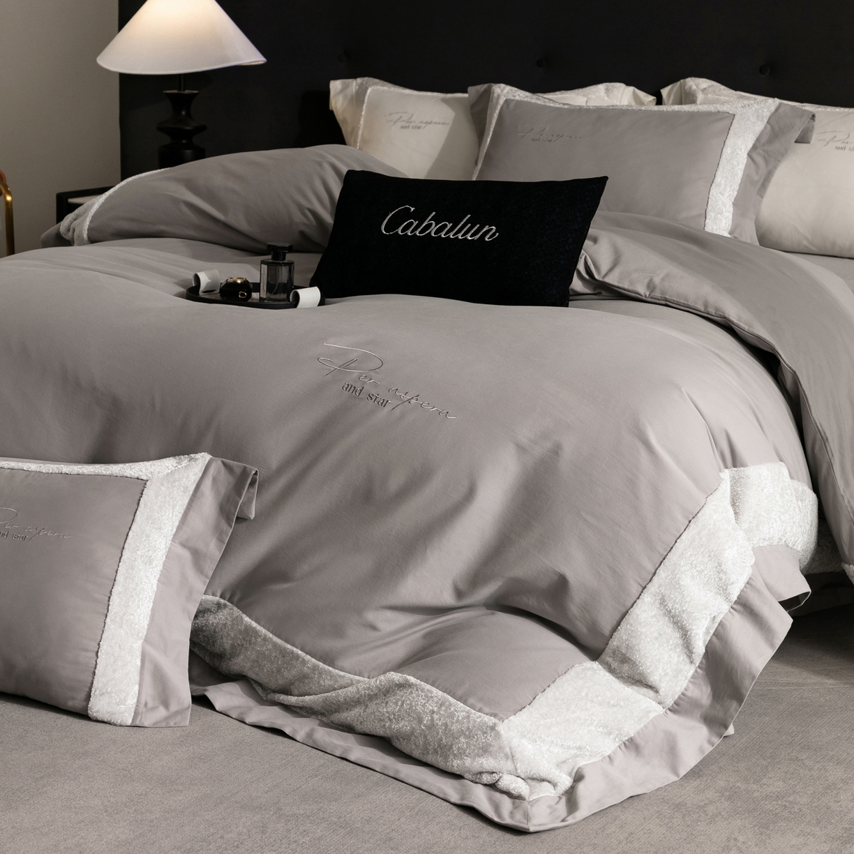 91家纺网 家纺一手货源 找家纺 卡巴伦家纺 2025新款全棉超细旦磨毛刺绣拼接四件套-旷野 旷野-灰