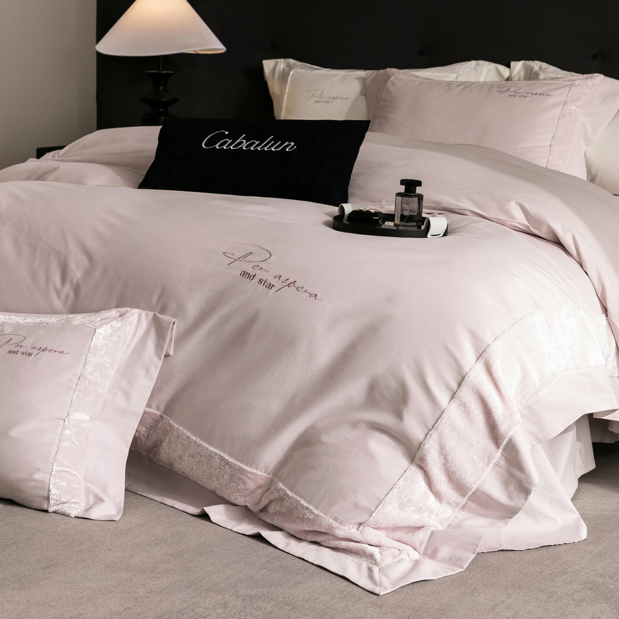 91家纺网 家纺一手货源 找家纺 卡巴伦家纺 2025新款全棉超细旦磨毛刺绣拼接四件套-旷野 旷野-紫