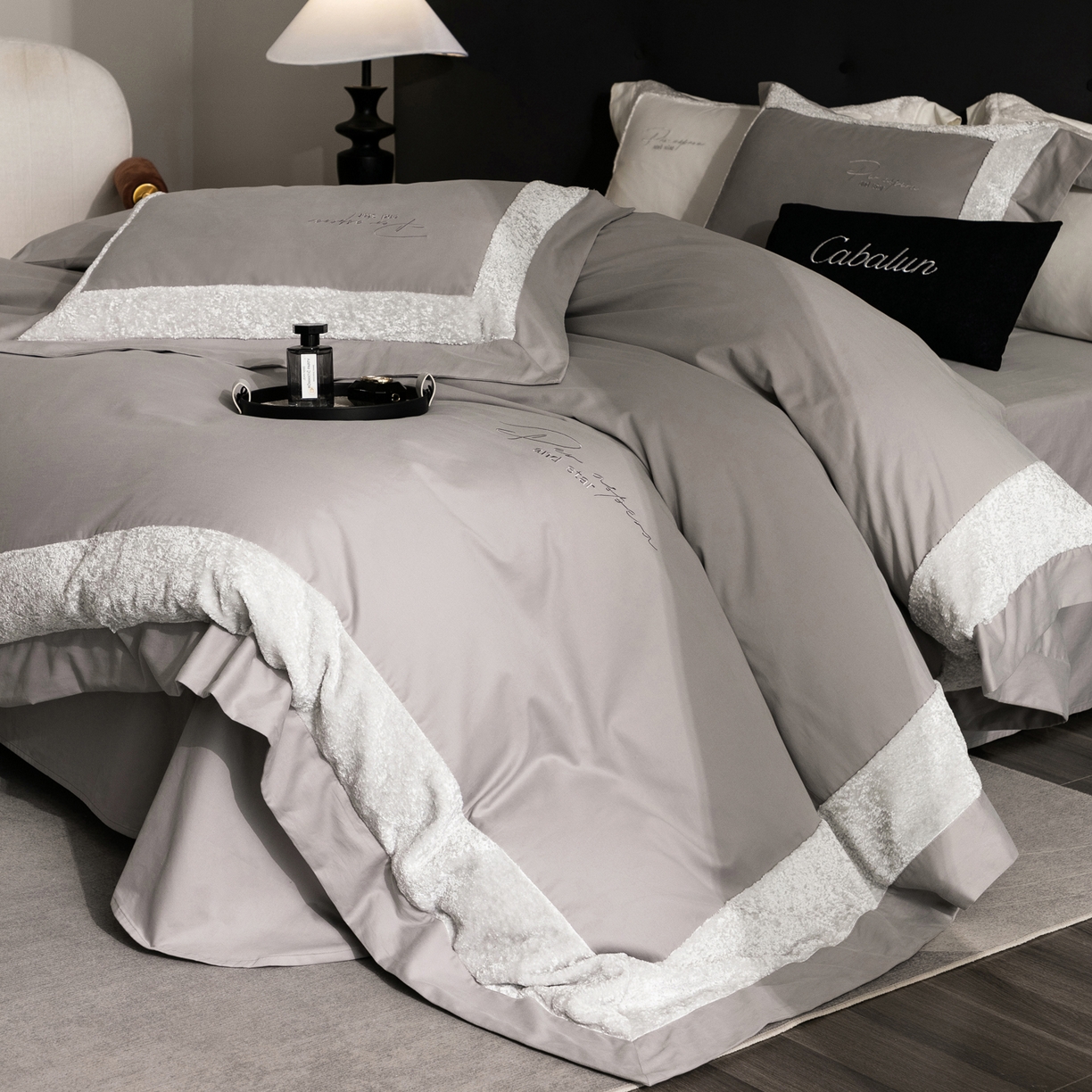 91家纺网 家纺一手货源 找家纺 卡巴伦家纺 2025新款全棉超细旦磨毛刺绣拼接四件套-旷野 旷野-灰