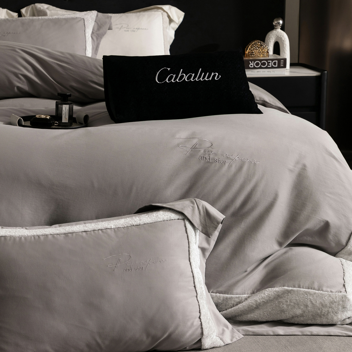 91家纺网 家纺一手货源 找家纺 卡巴伦家纺 2025新款全棉超细旦磨毛刺绣拼接四件套-旷野 旷野-灰