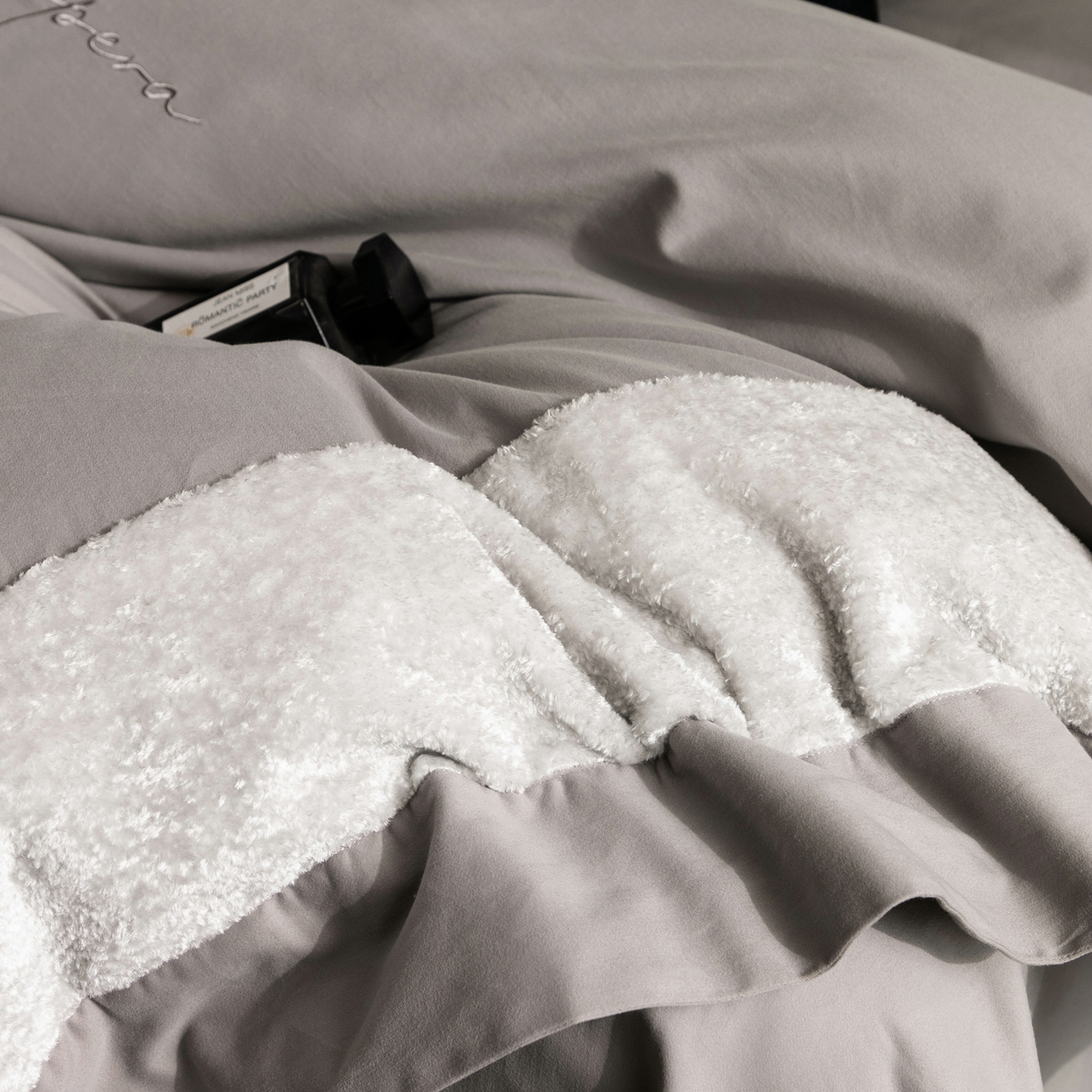 91家纺网 家纺一手货源 找家纺 卡巴伦家纺 2025新款全棉超细旦磨毛刺绣拼接四件套-旷野 旷野-灰