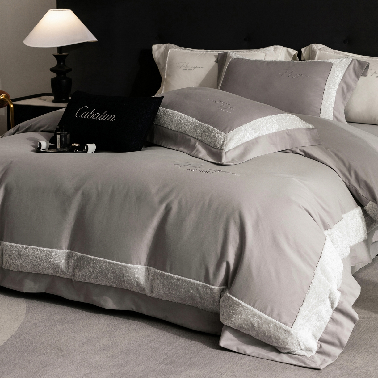 91家纺网 家纺一手货源 找家纺 卡巴伦家纺 2025新款全棉超细旦磨毛刺绣拼接四件套-旷野 旷野-灰