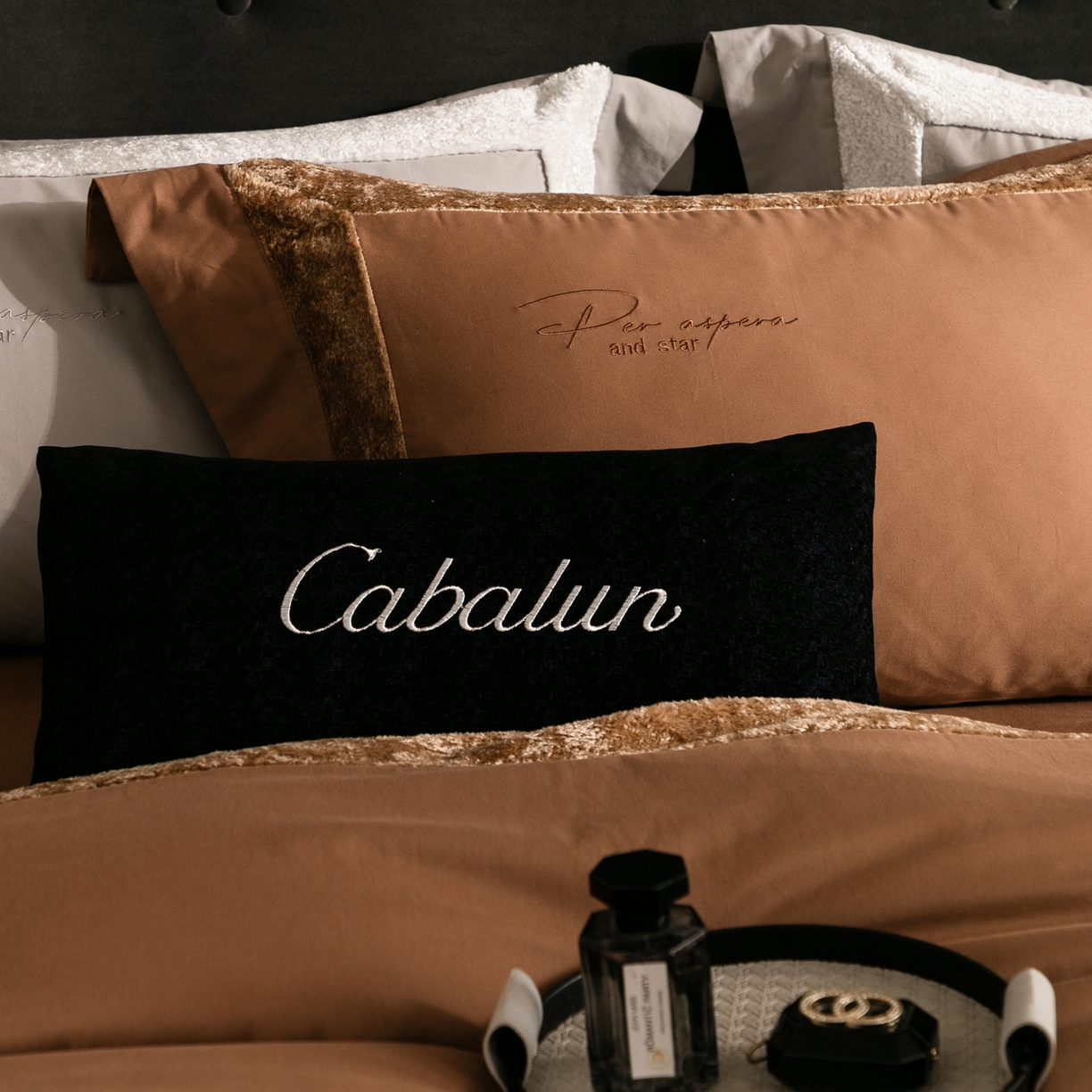 91家纺网 家纺一手货源 找家纺 卡巴伦家纺 2025新款全棉超细旦磨毛刺绣拼接四件套-旷野 旷野-咖