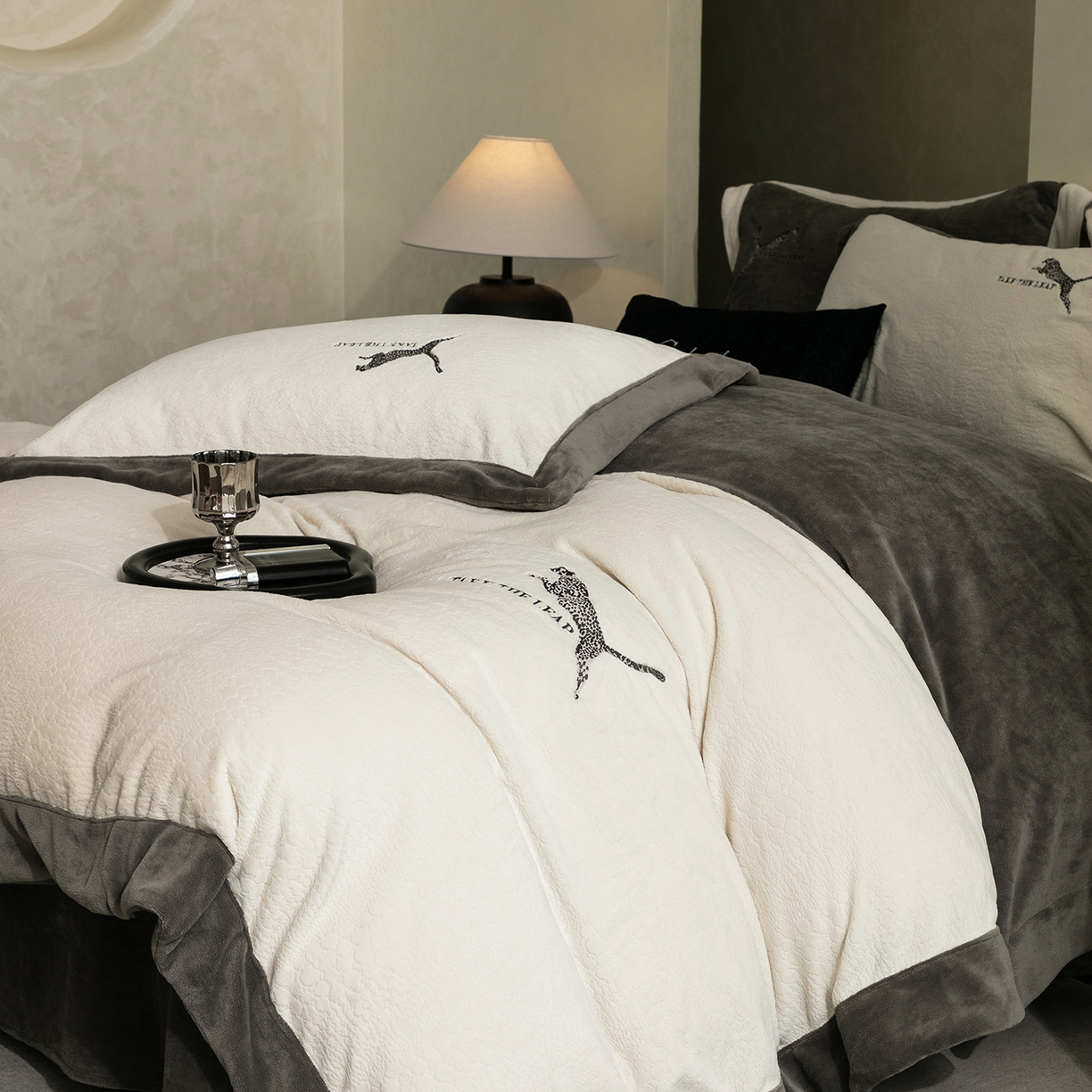 91家纺网 家纺一手货源 找家纺 （总）卡巴伦家纺 2025新款烂花拼角绣花四件套-豹富（会员：-20元 控价：298）