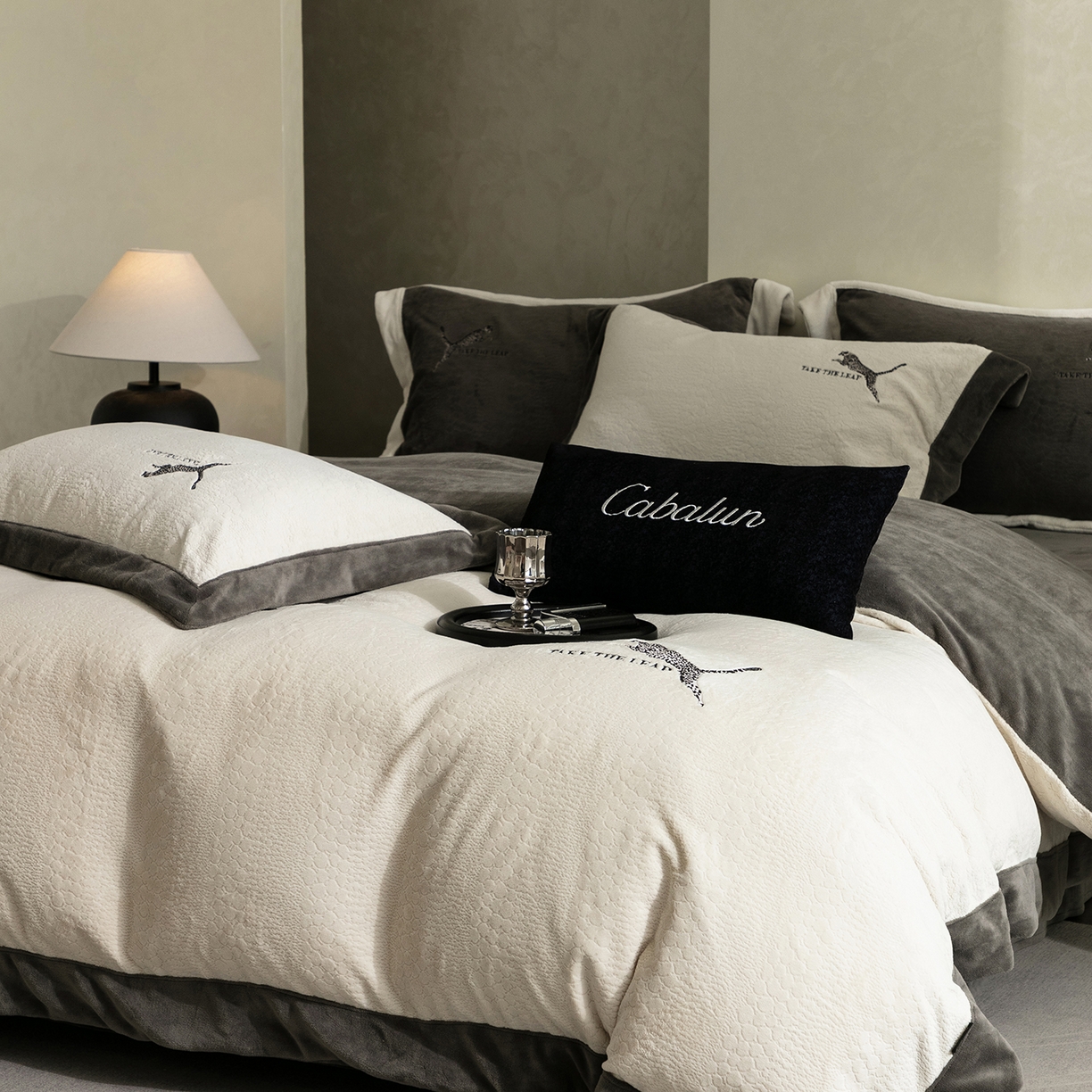 91家纺网 家纺一手货源 找家纺 卡巴伦家纺 2024新款高克重牛奶绒印加绣四件套-蒙可 蒙可-爱意浓