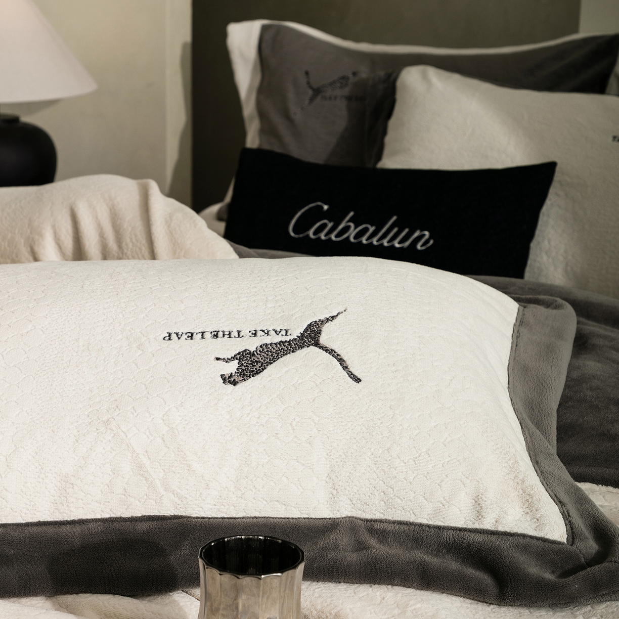 91家纺网 家纺一手货源 找家纺 （总）卡巴伦家纺 2025新款烂花拼角绣花四件套-豹富（会员：-20元 控价：298）