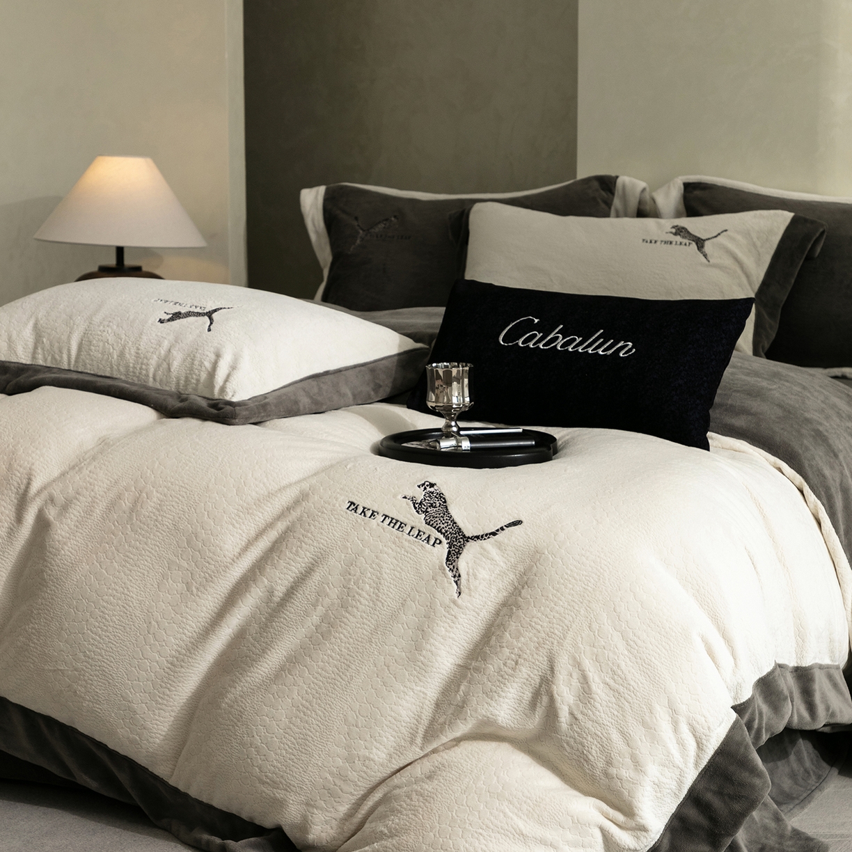 91家纺网 家纺一手货源 找家纺 （总）卡巴伦家纺 2025新款烂花拼角绣花四件套-豹富（会员：-20元 控价：298）