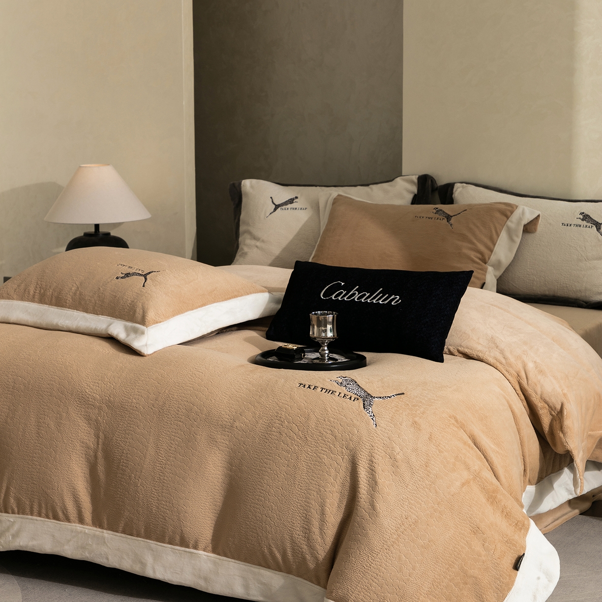 91家纺网 家纺一手货源 找家纺 （总）卡巴伦家纺 2025新款烂花拼角绣花四件套-豹富（会员：-20元 控价：298）