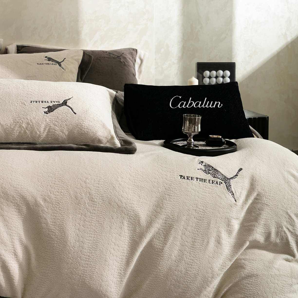 91家纺网 家纺一手货源 找家纺 （总）卡巴伦家纺 2025新款烂花拼角绣花四件套-豹富（会员：-20元 控价：298）