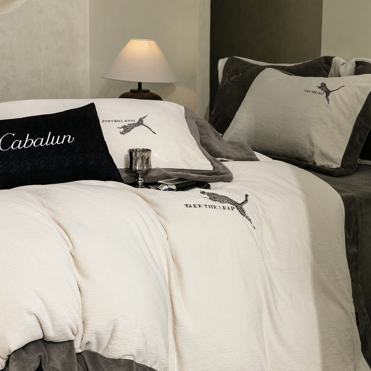 91家纺网 家纺一手货源 找家纺 卡巴伦家纺 2025新款烂花拼角绣花四件套-豹富（会员：-20元 控价：298） 豹富-流光白