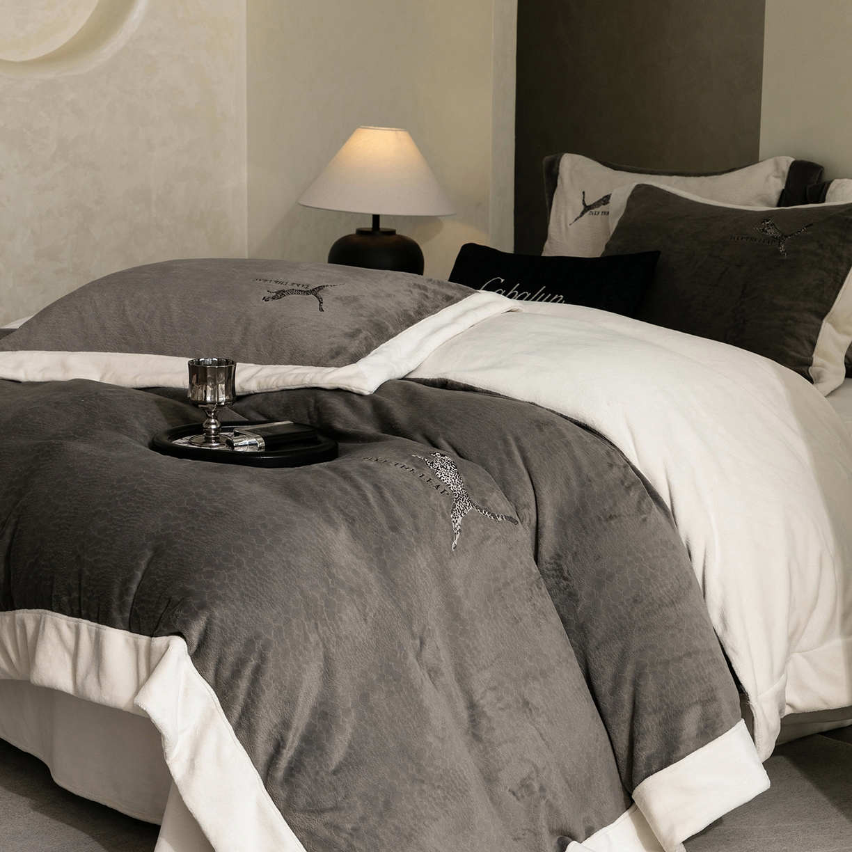 91家纺网 家纺一手货源 找家纺 卡巴伦家纺 2025新款烂花拼角绣花四件套-豹富（会员：-20元 控价：298） 豹富-雅致灰