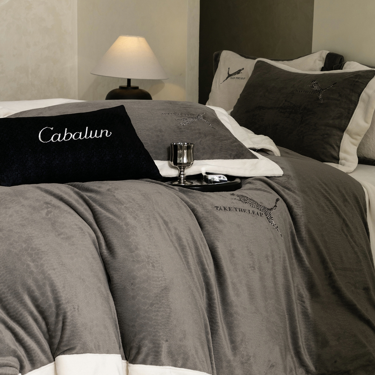 91家纺网 家纺一手货源 找家纺 卡巴伦家纺 2025新款烂花拼角绣花四件套-豹富（会员：-20元 控价：298） 豹富-雅致灰