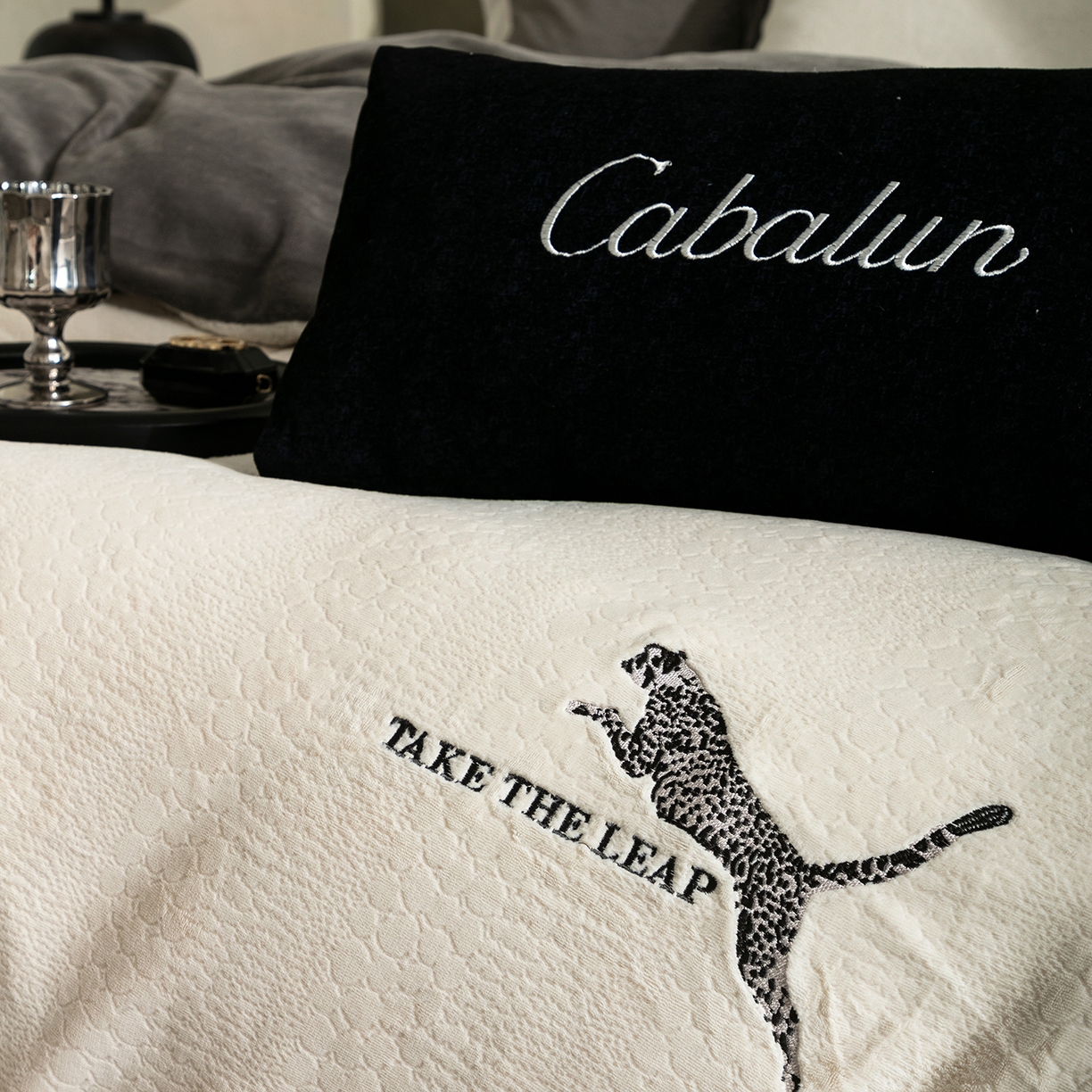 91家纺网 家纺一手货源 找家纺 卡巴伦家纺 2025新款烂花拼角绣花四件套-豹富（会员：-20元 控价：298） 豹富-流光白