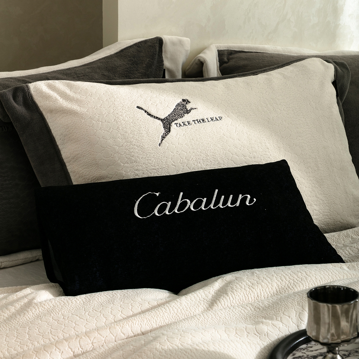 91家纺网 家纺一手货源 找家纺 卡巴伦家纺 2025新款烂花拼角绣花四件套-豹富（会员：-20元 控价：298） 豹富-流光白