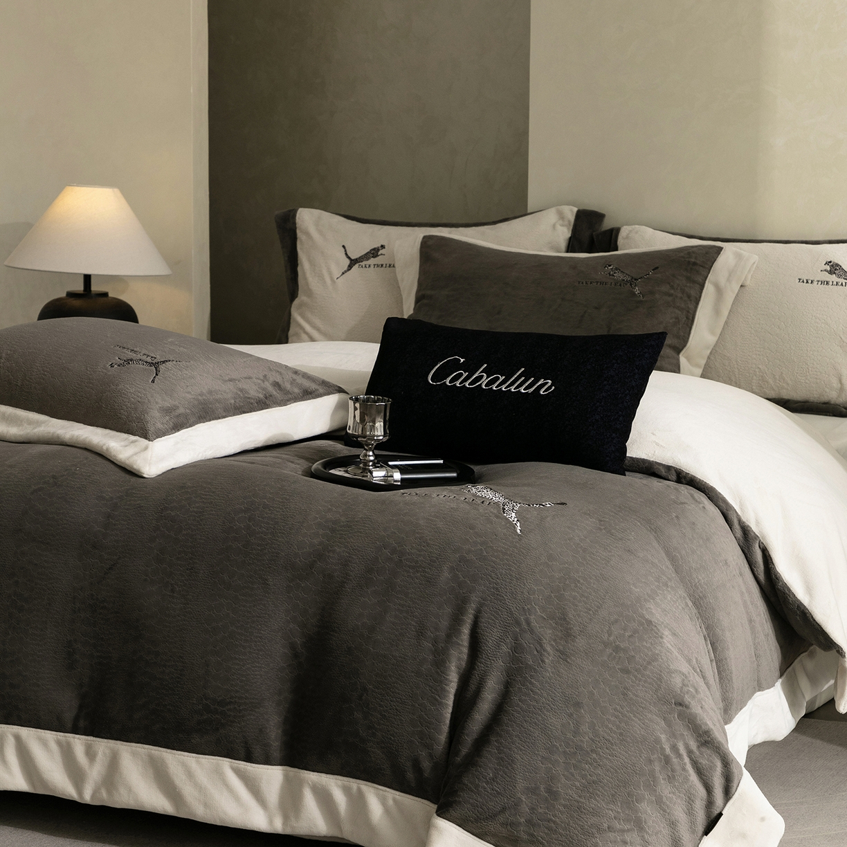 卡巴伦家纺 2025新款烂花拼角绣花四件套-豹富（会员：-20元 控价：298） 豹富-雅致灰