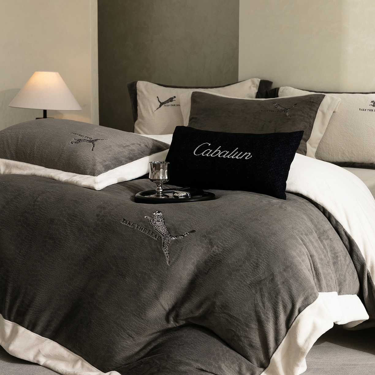 91家纺网 家纺一手货源 找家纺 卡巴伦家纺 2025新款烂花拼角绣花四件套-豹富（会员：-20元 控价：298） 豹富-雅致灰