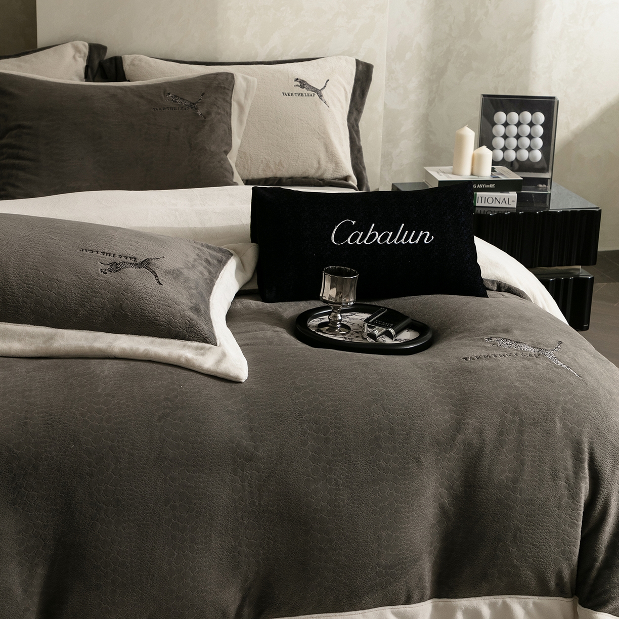 91家纺网 家纺一手货源 找家纺 卡巴伦家纺 2025新款烂花拼角绣花四件套-豹富（会员：-20元 控价：298） 豹富-雅致灰