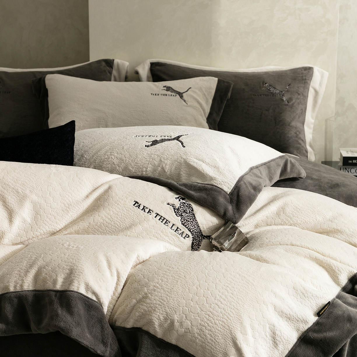 91家纺网 家纺一手货源 找家纺 卡巴伦家纺 2025新款烂花拼角绣花四件套-豹富（会员：-20元 控价：298） 豹富-流光白