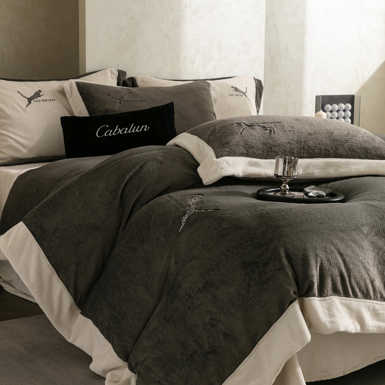 91家纺网 家纺一手货源 找家纺 卡巴伦家纺 2025新款烂花拼角绣花四件套-豹富（会员：-20元 控价：298） 豹富-雅致灰