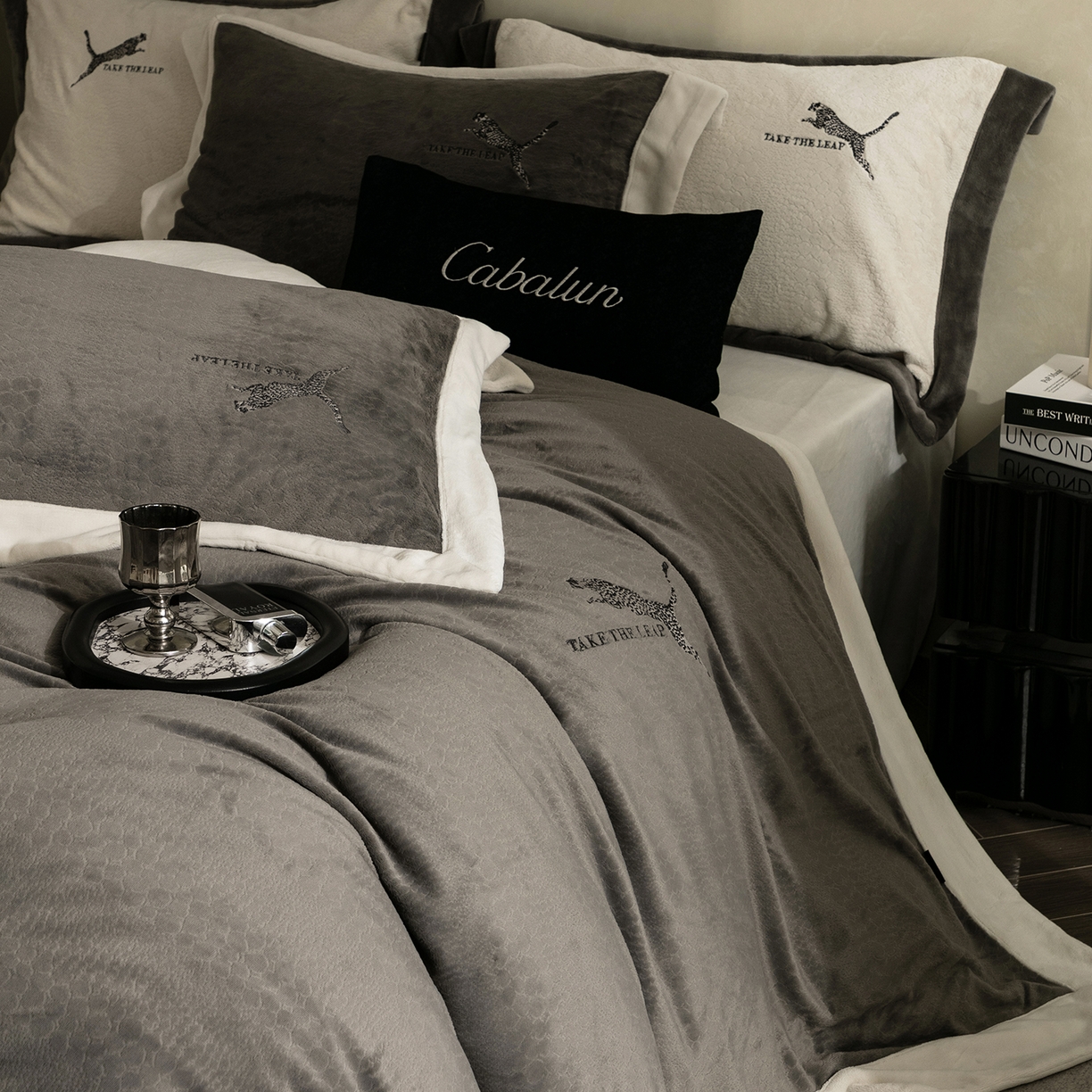 91家纺网 家纺一手货源 找家纺 卡巴伦家纺 2025新款烂花拼角绣花四件套-豹富（会员：-20元 控价：298） 豹富-雅致灰