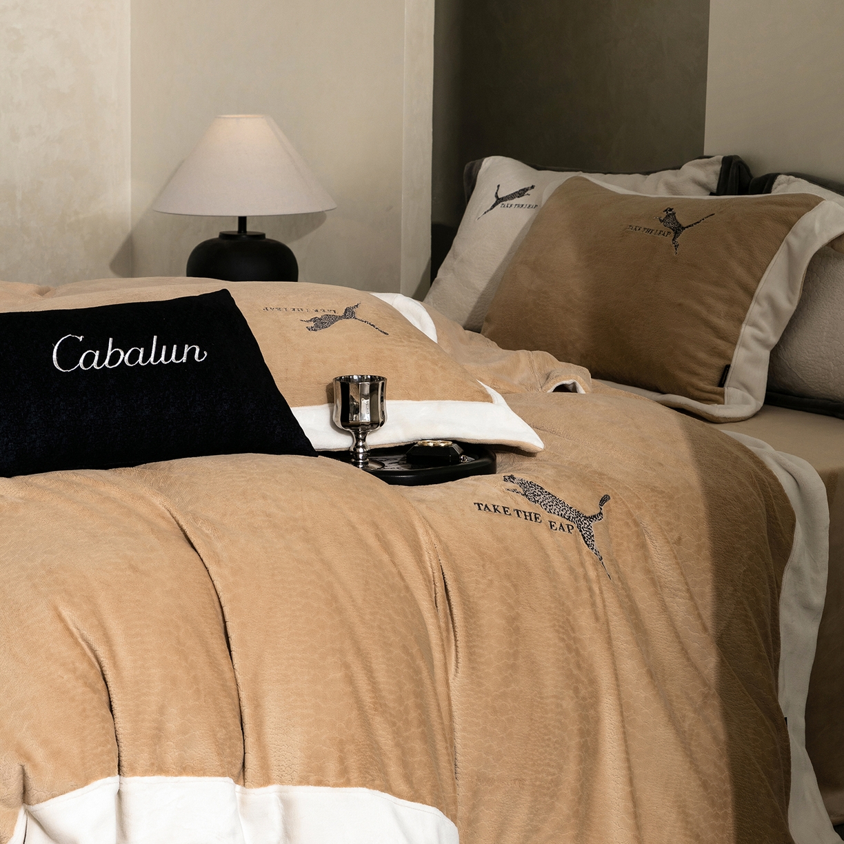 91家纺网 家纺一手货源 找家纺 卡巴伦家纺 2025新款烂花拼角绣花四件套-豹富（会员：-20元 控价：298） 豹富-松露咖