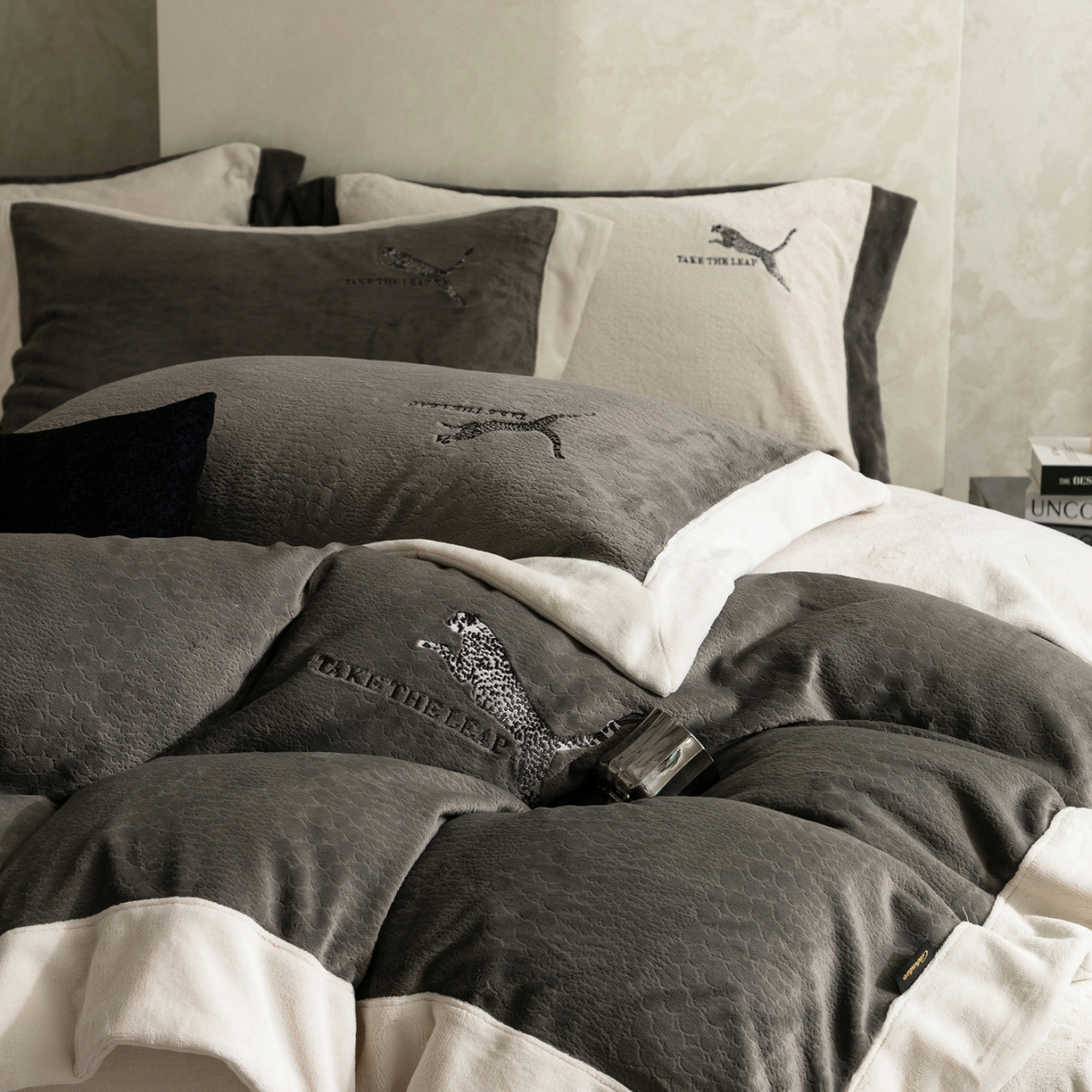 91家纺网 家纺一手货源 找家纺 卡巴伦家纺 2025新款烂花拼角绣花四件套-豹富（会员：-20元 控价：298） 豹富-雅致灰