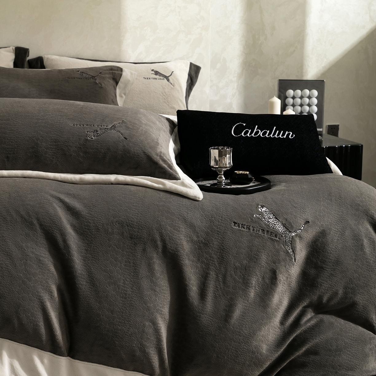 91家纺网 家纺一手货源 找家纺 卡巴伦家纺 2025新款烂花拼角绣花四件套-豹富（会员：-20元 控价：298） 豹富-雅致灰