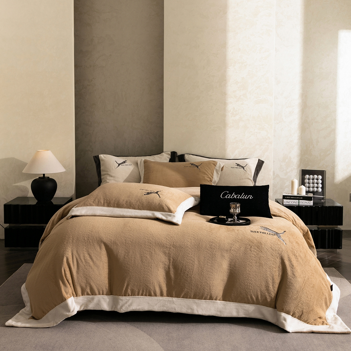 91家纺网 家纺一手货源 找家纺 卡巴伦家纺 2025新款烂花拼角绣花四件套-豹富（会员：-20元 控价：298） 豹富-松露咖