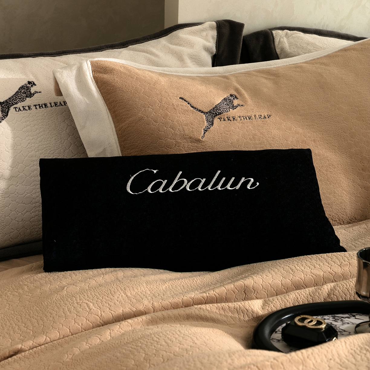 91家纺网 家纺一手货源 找家纺 卡巴伦家纺 2025新款烂花拼角绣花四件套-豹富（会员：-20元 控价：298） 豹富-松露咖