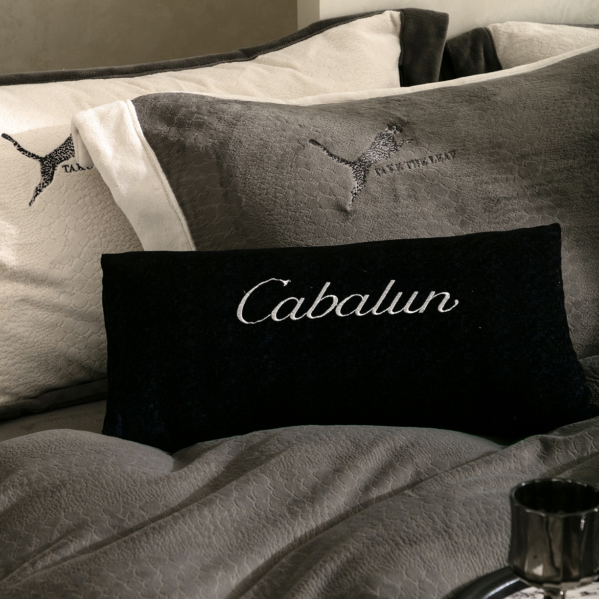 91家纺网 家纺一手货源 找家纺 卡巴伦家纺 2025新款烂花拼角绣花四件套-豹富（会员：-20元 控价：298） 豹富-雅致灰